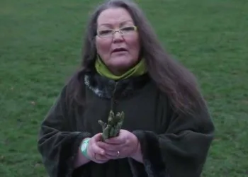 ‘Vidente’ inglesa diz conhecer o futuro por meio de aspargos