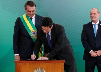 Com caneta Bic, Moro assina termo de posse na Justiça