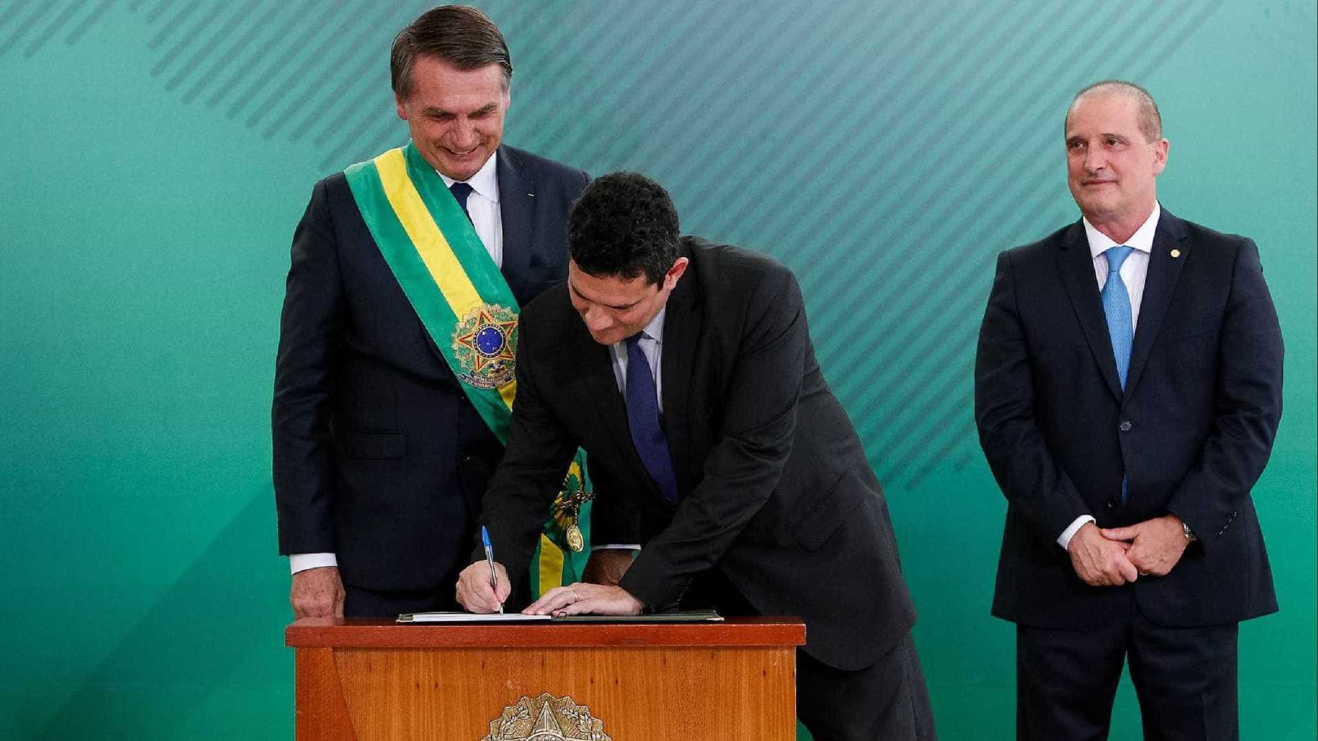 Com caneta Bic, Moro assina termo de posse na Justiça