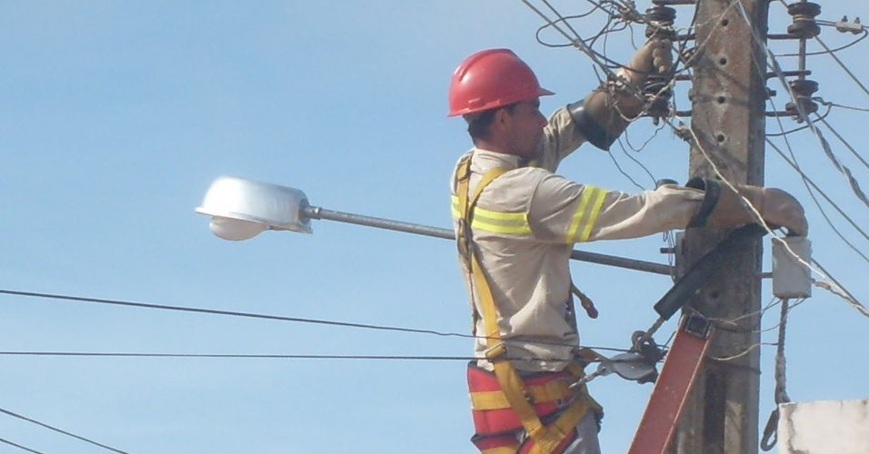 Cortar luz por falta de pagamento na conta é proibido em todo território brasileiro