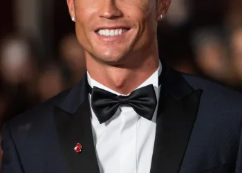 Cristiano Ronaldo faz ‘ensaio sensual’ em piscina: ‘Sem filtro’