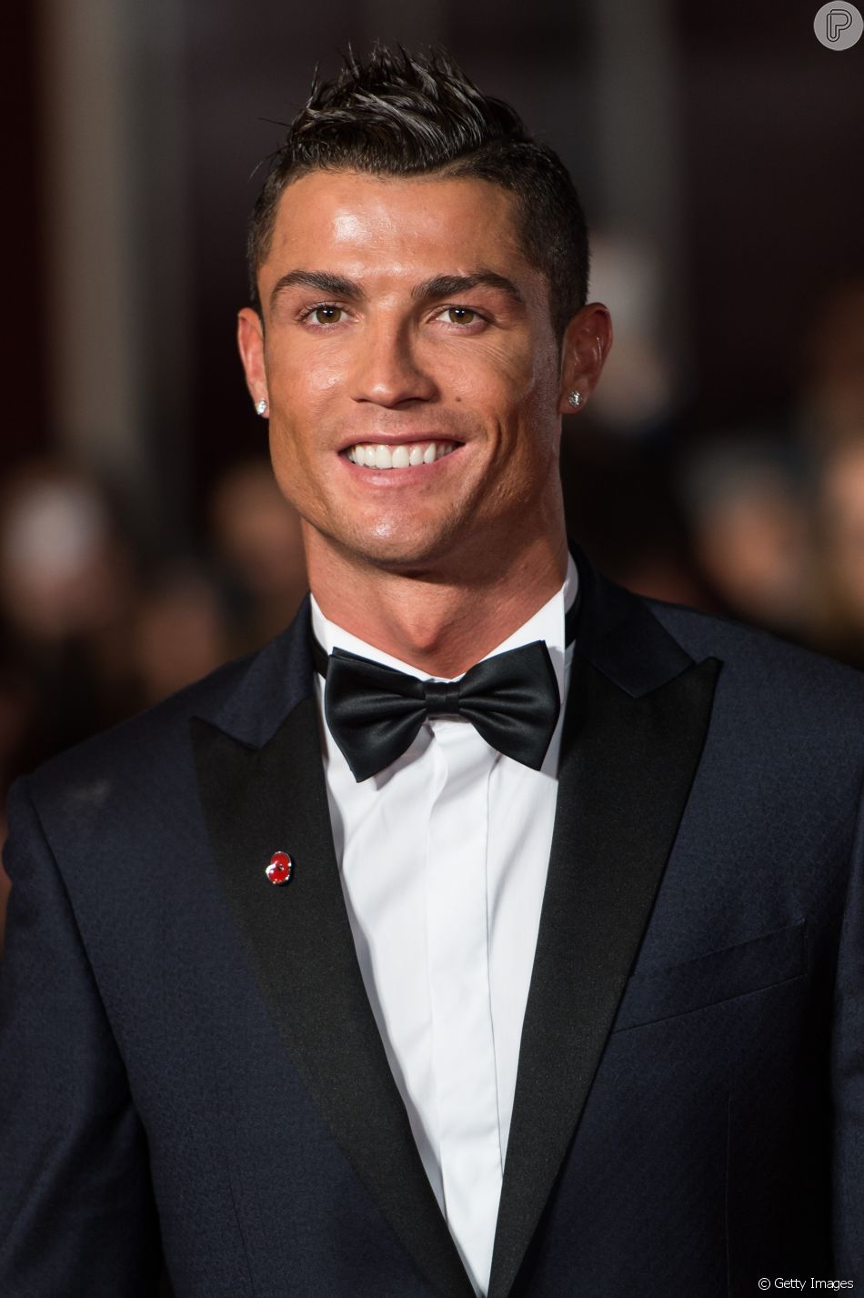 Cristiano Ronaldo faz ‘ensaio sensual’ em piscina: ‘Sem filtro’