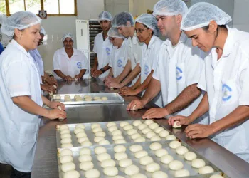 VAGAS P/ AUXILIAR DE CONFEITARIA – R$ 1.300,00 + BENEFÍCIOS