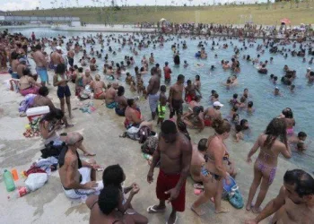 Piscinão de Deodoro fica lotado no primeiro fim de semana após reabertura