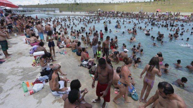Piscinão de Deodoro fica lotado no primeiro fim de semana após reabertura
