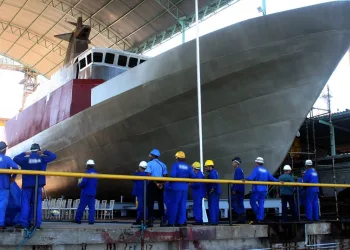 Estaleiro recebe currículos em muitas funções para obras em unidades offshore