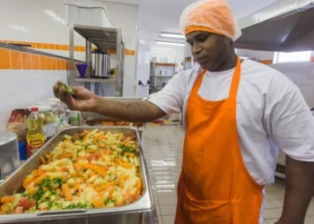 ATENDENTE DE RESTAURANTE, AUXILIAR DE COZINHA, LIMPEZA DE SALÃO – R$ 1.500,00 – COM E SEM EXPERIENCIA – NOTURNO
