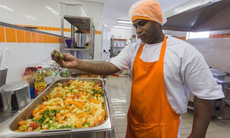 ATENDENTE DE RESTAURANTE, AUXILIAR DE COZINHA, LIMPEZA DE SALÃO – R$ 1.500,00 – COM E SEM EXPERIENCIA – NOTURNO