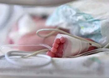 Bebê morre depois de mãe dar vodka para fazer ele dormir