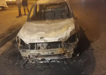 Corpo esquartejado é encontrado dentro de carro roubado em Bairro na Zona Oeste( IMAGENS FORTES)