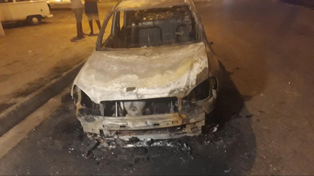 Corpo esquartejado é encontrado dentro de carro roubado em Bairro na Zona Oeste( IMAGENS FORTES)
