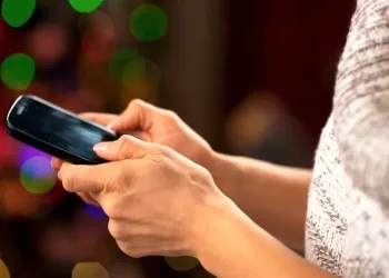 Adolescente enfarta e morre ao descobrir que esqueceu o celular sem senha na casa da namorada