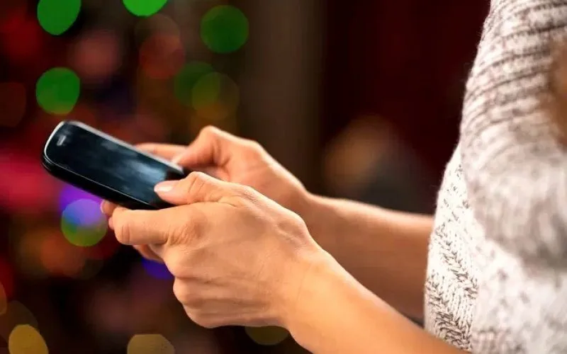 Adolescente enfarta e morre ao descobrir que esqueceu o celular sem senha na casa da namorada