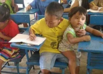 Menino de 7 anos leva irmão à escola para não perder aula