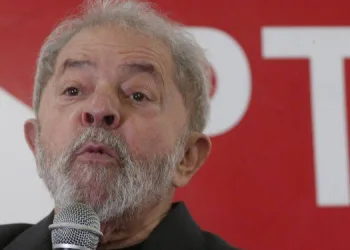 Lula assiste à posse pela TV e classifica discurso de Bolsonaro de ‘vazio’