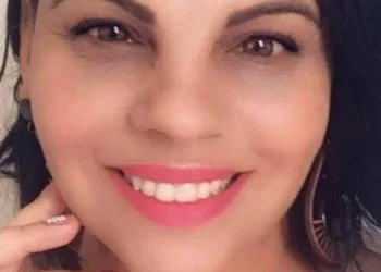 Mulher descobre que namorado era casado, termina relacionamento e é morta