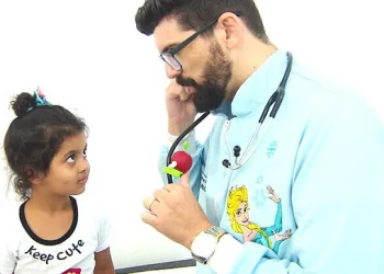 Médico herói! Pediatra usa jalecos de personagens para tranquilizar crianças nas consultas