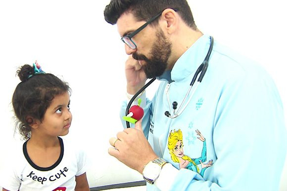 Médico herói! Pediatra usa jalecos de personagens para tranquilizar crianças nas consultas