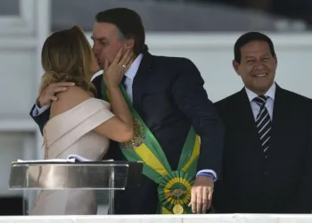 Michelle Bolsonaro quebra protocolo ao discursar na posse presidencial