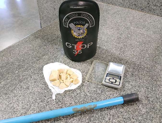 Mulher é presa por bater em policial durante revista ao filho