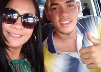 Tiroteio entre PMs e bandidos deixa inocente morto na frente da casa da namorada no RJ