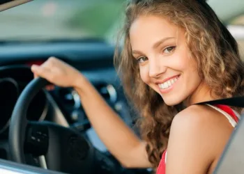 MULHERES AO VOLANTE: ESTUDOS AFIRMAM QUE ELAS DIRIGEM MELHOR DO QUE OS HOMENS.