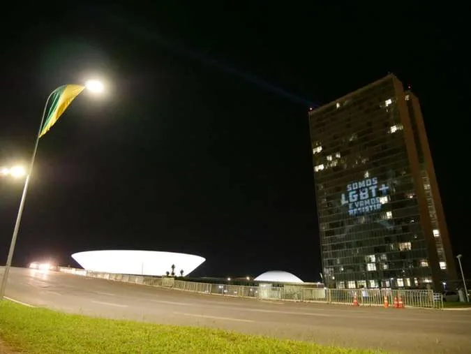 Ong projeta frases de apoio à comunidade LGBT em prédios da Esplanada