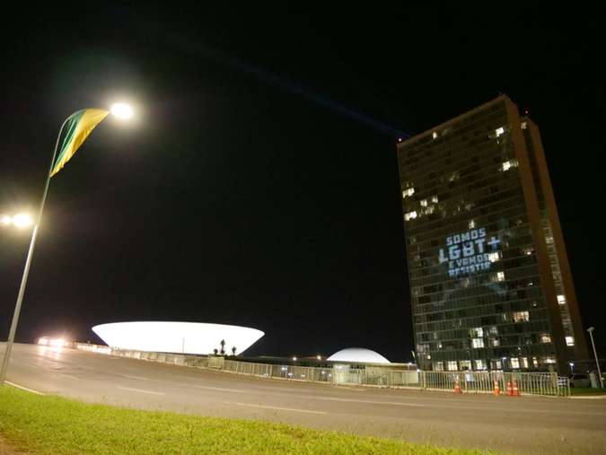 Ong projeta frases de apoio à comunidade LGBT em prédios da Esplanada