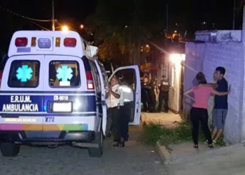 Homem morre após segurar peidos na casa da namorada
