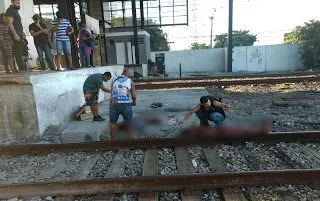 Dois jovens são atropelados pelo trem em estação de trem na Zona Oeste