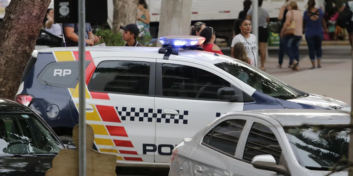 Homem rouba Hilux do patrão, faz compras no cartão dele e penhora o veículo em motel