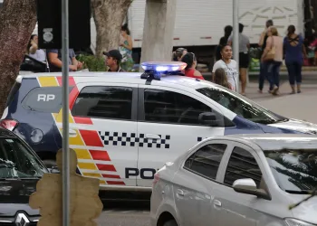 Homem rouba Hilux do patrão, faz compras no cartão dele e penhora o veículo em motel