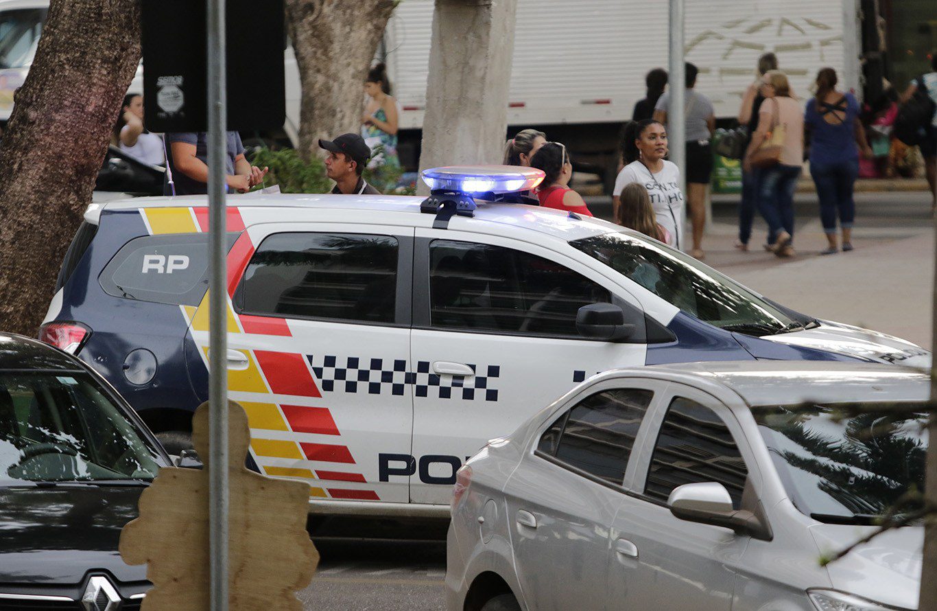 Homem rouba Hilux do patrão, faz compras no cartão dele e penhora o veículo em motel