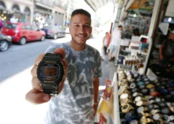 Relógio usado por Bolsonaro na posse é vendido a R$ 20 em camelôs do Rio