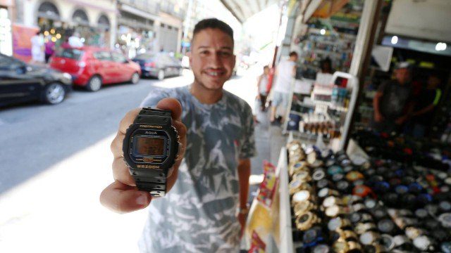 Relógio usado por Bolsonaro na posse é vendido a R$ 20 em camelôs do Rio