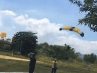 PARAQUEDISTA SOFRE GRAVE ACIDENTE NA VILA MILITAR NO RJ (VIDEO)