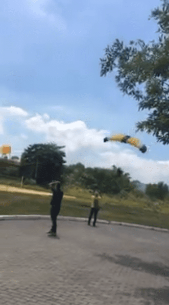 PARAQUEDISTA SOFRE GRAVE ACIDENTE NA VILA MILITAR NO RJ (VIDEO)