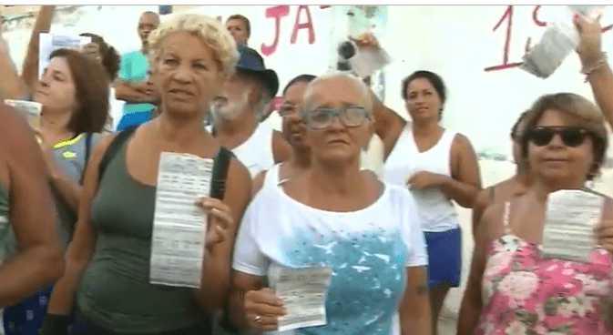 Moradores de Barra de Guaratiba reclamam de falta d’água