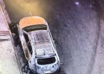 Carro é incendiado com corpo dentro em Bairro do RJ
