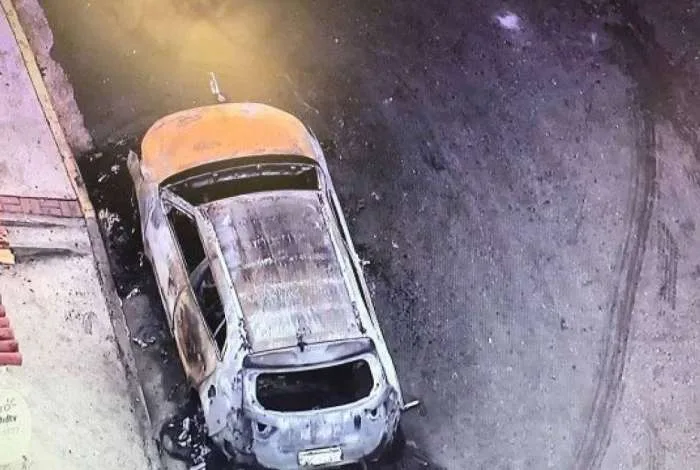 Carro é incendiado com corpo dentro em Bairro do RJ