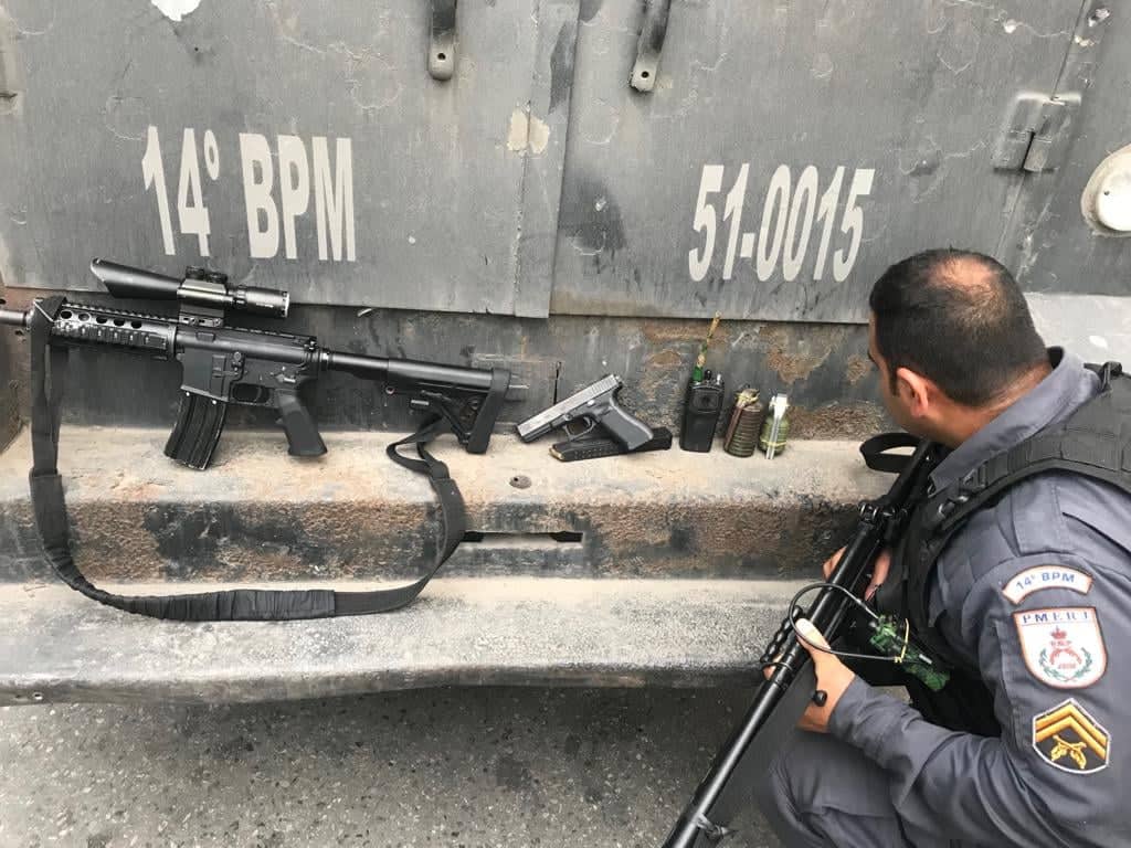 TRAFICANTES SÃO MORTOS EM COMUNIDADE NA ZONA OESTE!!( FOTOS)