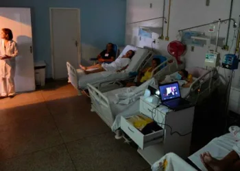 Hospital faz sessões semanais de cinema para ajudar pacientes com câncer