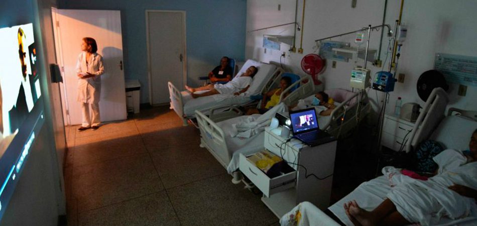 Hospital faz sessões semanais de cinema para ajudar pacientes com câncer