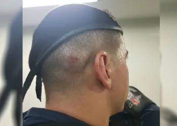 Mãe de traficante é presa por bater em policial com cabo de vassoura