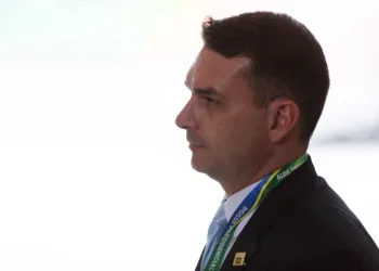 Ex-atleta que comprou imóveis confirma pagamentos a Flávio Bolsonaro