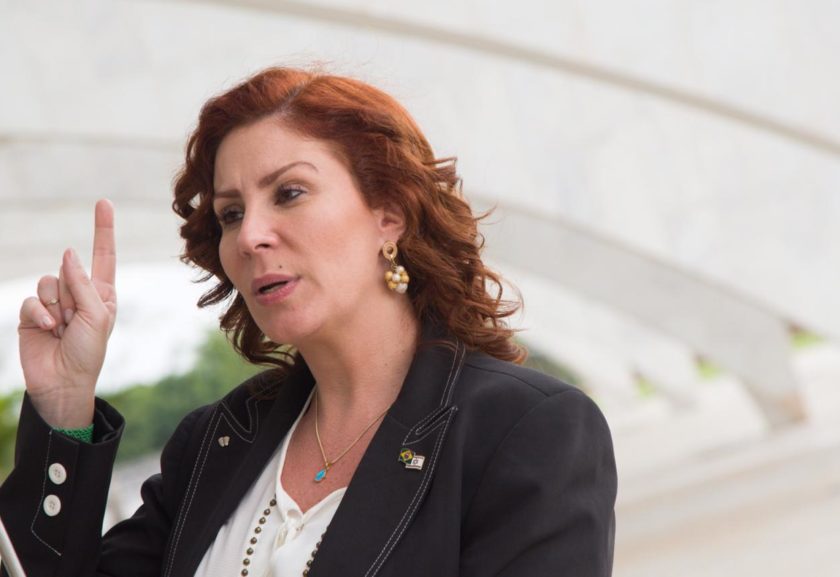 Carla Zambelli desafia Jean Wyllys e Aécio a fazer exame toxicológico