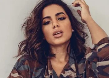 Anitta renova o bronze e exibe marquinha em piscina; fotos!