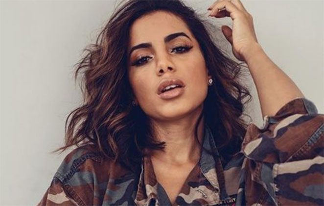 Anitta renova o bronze e exibe marquinha em piscina; fotos!