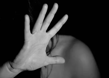 Denunciado por assédio sexual, menor diz não saber que “cantada” na rua é crime
