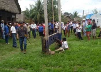 Prefeito é amarrado em poste por não cumprir suas promessas